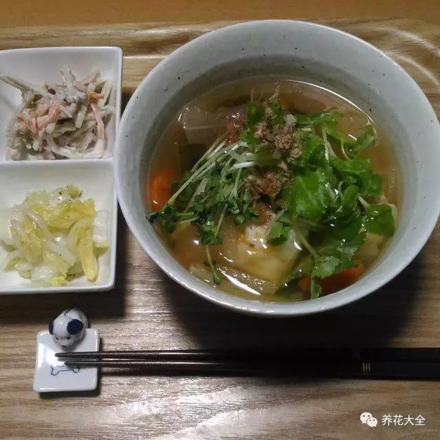 6、豆芽中含有丰富的维生素C和各种膳食纤维，对于身体是非常好的，而且豆芽的口感非常棒，还能够减肥呢！